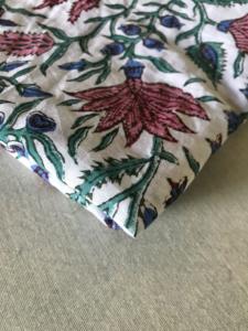 Tissu en coton pur imprimé à la main, motif floral multicolore blanc, textile artisanal indien en gros - Product Image 4