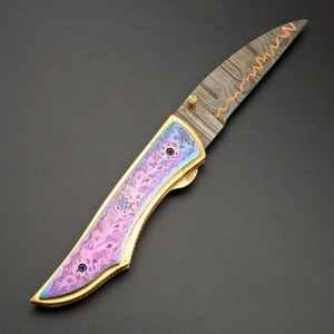 Navaja de Bolsillo Personalizada Hecha a Mano, Navaja Plegable de Acero Inoxidable 440C con Funda de Cuero Fino y Diseño Grabado en Cobre - Product Image 3