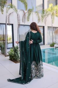 Robe de soirée brodée à motifs floraux pour femmes, style Anarkali ethnique avec dupatta, collection pour fêtes et festivals - Product Image 2