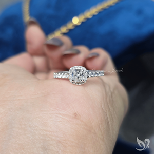 Anillo de compromiso de oro blanco de 10K con halo de diamantes cultivados en laboratorio de 0.5CT con corte cojín, certificado IGI y banda pavé. - Product Image 5