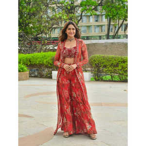 ชุดเดรส PD-Aarohi สีแดงสไตล์อินโดเวสเทิร์น คอติ ปาลาโซ และเสื้อเบลาส์สไตล์บอลลีวูด สำหรับงานพรอม - Product Image 2