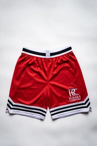 Shorts de basket-ball brillants marron avec bordure blanche et noire et logo brodé, conçus en studio professionnel pour des vêtements de sport haut de gamme pour équipes. - Product Image 2