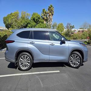 Toyota Highlander Turbo FWD SUV d'occasion en bon état, intérieur cuir foncé, fonctionnel, disponible en stock, livraison rapide - Product Image 4