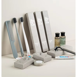 Kit de toilette jetable format voyage pour hôtels, B&B, motels, chambres d'hôtes, centres de villégiature et vacances : shampoing, après-shampoing, savon, gel douche - Product Image 1