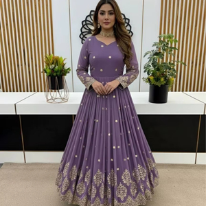 Ensemble de costume Anarkali ethnique moderne haut de gamme en tissu de soie Fandy à séchage rapide pour Diwali, mariages et soirées, pour femmes, vente en gros Ramdev Trading - Product Image 1