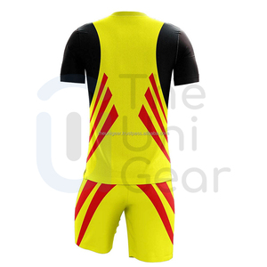 Venta al por mayor Retro Vintage uniformes de fútbol para clubes personalizable 100% poliéster fútbol Jersey y pantalones cortos conjuntos fabricante - Product Image 3