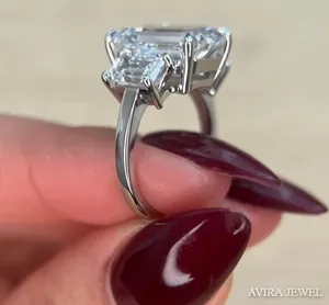 แหวนหมั้นเพชรทรงเอเมอรัลด์ 4 กะรัต ผลิตในห้องปฏิบัติการ ยี่ห้อ Avira Jewels ทองคำแท้ ปราศจากนิกเกิลและสารตะกั่ว สำหรับผู้หญิง สไตล์คลาสสิกสำหรับงานแต่งงาน - Product Image 2