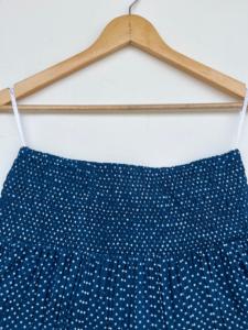 Mini-jupe en coton bleu marine à pois pour femme, taille haute élastiquée smockée, coupe évasée trapèze, courte, pour l'été - Product Image 2