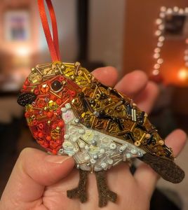 Broche Bordado a Mano de Alta Calidad con Cuentas y Detalles de Hilo para un Estilo de Moda de Lujo - Product Image 1