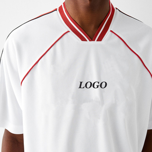 T-shirt blanc à col en V et manches courtes pour homme avec bordure contrastante rouge et logo imprimé sur le devant, coupe décontractée, en polyester tricoté, 2026 - Product Image 5