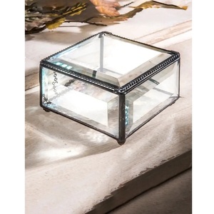 Caja de joyería rectangular vintage de latón y vidrio con tapa de espejo y adornos ornamentales para guardar joyas - Product Image 5
