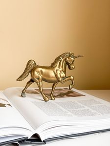 Sculpture de licorne en laiton design, pièce décorative pour la salle d'étude et une décoration contemporaine élégante - Product Image 2