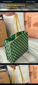 Eleve su regalo festivo con esta bolsa de tela hecha a mano, diseñada para añadir encanto y elegancia a cada ocasión. - Product Image 4