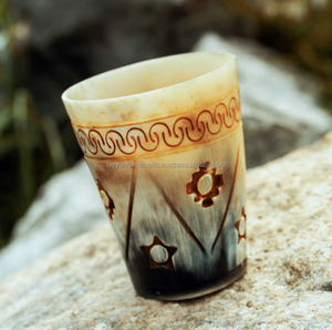 Verre à boire noir gravé de haute qualité en corne de boeuf fabriqué à la main par Tayyab Handicraft from India - Product Image 2