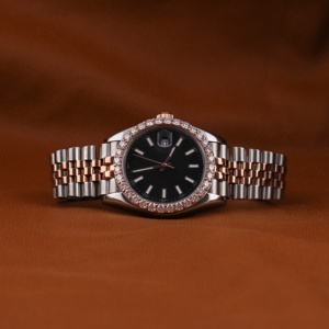 Montre-bracelet automatique ronde à cadran noir avec lunette en diamant de laboratoire de luxe personnalisée, bracelet en acier inoxydable, vêtements classiques - Product Image 1