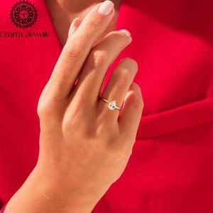 Bague de fiançailles classique pour femme en moissanite taille coussin plaqué or 22 carats avec sertissage à griffes - Product Image 4