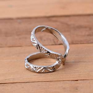 Anillo de doble banda de plata de ley 925 con textura artesanal en zig-zag - Joyería llamativa ajustable para alivio de la artritis - Product Image 3