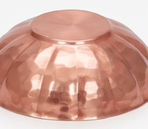 Bol en cuivre martelé classique au design moderne pour un service élégant des aliments à la maison, à l'hôtel ou au restaurant - Product Image 3