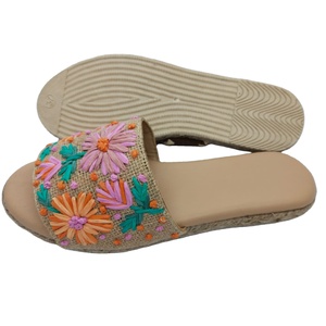 Espadrille pour femme avec semelle intérieure en jute, décoration en raphia et dessus en tissu de jute, tendance, décontractée, design unique - Product Image 1