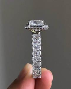 Anillo de Diamantes Chapado en Oro de 18k, Unisex, de Lujo, con Diamantes VVS, Corte Radiante, Halo, Banda de Eternidad, para Compromiso o Boda, Peso Personalizable - Product Image 2