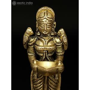 Petite sculpture Lakshmi en laiton profond de 5 pouces fabriquée à la main en Inde - Product Image 3