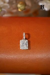 Baguette หรูหราและกลมเพชรคลัสเตอร์จี้ทอง14K เครื่องประดับที่ดี - Product Image 5