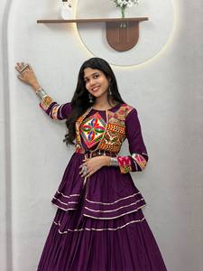 Conjunto de Lehenga Indio-Pakistaní con Estampado de Bloques Morados, Bordado, de Manga Larga, con Falda Plisada en Capas, para Festivales - Product Image 6