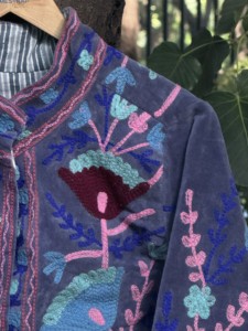 Blouson en velours brodé vintage pour femme avec motif floral Suzani, longueur standard, vêtement d'extérieur écologique pour l'hiver - Product Image 5