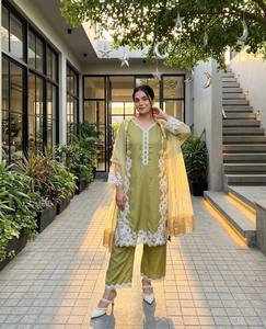 Ensemble élégant de kurta et pantalon droit pour femmes avec dupatta brodée, tenue ethnique haut de gamme, idéal pour les fêtes et les occasions traditionnelles - Product Image 4