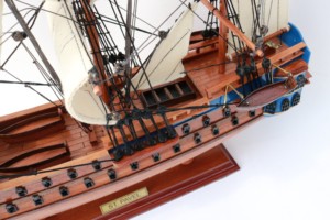 Modèle de bateau à voile russe en bois artisanal ST. PAVEL - Peint à la main, forme personnalisée, objet de collection, décoration d'intérieur - Product Image 4