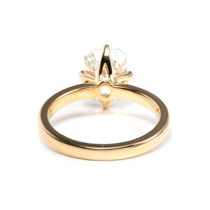 แหวนหมั้นเพชรเพาะเลี้ยง 2 กะรัต ระดับพรีเมียม ตัวเรือนทองคำขาว 14K รับรองโดย IGI แหวนแต่งงานแบบ Cathedral Setting จากผู้จัดจำหน่ายเครื่องประดับ - Product Image 4
