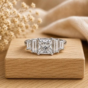 Bague de fiançailles Art Déco en or massif 10K 14K 18K avec diamant de laboratoire taille princesse couleur DEF clarté VS VVS certifié IGI, bague à cinq pierres - Product Image 3