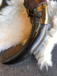 Corne à boire Viking en buffle 100% naturelle avec étui en cuir et design marteau en laiton, idéale pour la bière et l'eau, qualité supérieure - Product Image 4