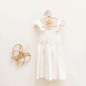 Perchas para ropa de niños hechas de ratán natural, con diseños de sol, corazones y flores; perchas para ropa de muñecas. - Product Image 2