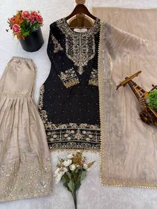 Ensemble palazzo en soie brodée ethnique moderne, best-seller, avec dupatta de créateur pour les occasions festives, disponible au meilleur prix - Product Image 1