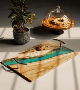 Bandeja de Servir de Madera de Acacia con Resina de Ondas Oceánicas, Diseño Náutico, Hecha a Mano, con Asas Negras Mate, para Bodas Costeras, Venta al por Mayor Personalizada - Product Image 1