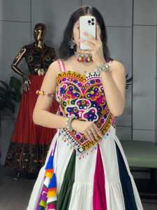 Blusa de algodón y rayón con diseño Kutchi y adornos de espejo, con lehenga de algodón y rayón, lista para usar, lehenga choli para Navratri. - Product Image 3