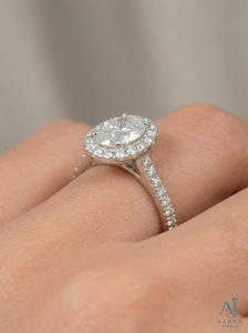 Anillo de Compromiso Solitario con Halo de Moissanita de Corte Ovalado y Engaste de Plata de Ley 925 con Baño de Oro para Mujer - Product Image 4
