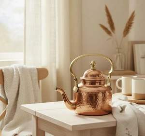 Bouilloire à thé en cuivre de luxe moderne avec poids équilibré, poignée confortable et finition durable et résistante. - Product Image 3