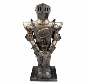 Figurine de chevalier en argent métallisé en position de combat, tenant un long épée et un bouclier orné d'une croix, disponible au prix de gros. - Product Image 4