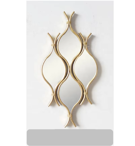 Espejos metálicos de diseño modernista, únicos y artesanales, crean reflexiones elegantes que realzan los elementos decorativos. - Product Image 1