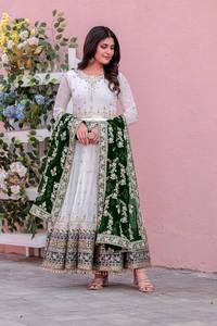 Ensemble Salwar Kameez Traditionnel Indien et Pakistanais Blanc Brodé en Soie pour Femme, Coupe Ample Longueur Ras du Sol, Idéal pour Mariage - Product Image 3