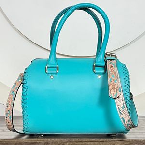 Bolsos de Viaje de Cuero Genuino Turquesa Estilo Occidental con Diseño Floral Grabado a Mano, Bolsos Cruzados de Hombro de Cuero Genuino, Bolsos de Viaje Rápidos, Más Vendidos - Product Image 6