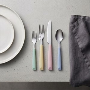 Ensemble de couverts minimalistes avec poignées en silicone pastel, en acier inoxydable, compatibles lave-vaisselle, pour une utilisation sur table. - Product Image 4
