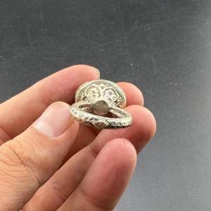 Anillo Tribal Afgano Kuchi con Moneda de Plata Grande y Grabados Geométricos Intrincados - Product Image 3