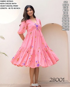 Robe de bal mi-longue en tissu non tissé Blossom Breeze, broderie florale, respirante et confortable - Product Image 1