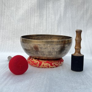 Bol chantant en bronze fait main avec motifs gravés anciens et mantra, offrant une résonance excellente pour la thérapie sonore - Product Image 6
