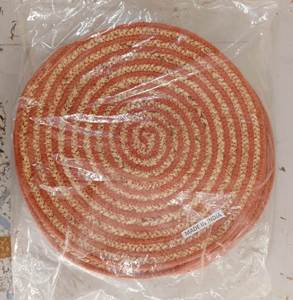 Dale un toque natural a tu mesa con este mantel individual redondo de yute trenzado y algodón, ecológico, con espiral roja, resistente al calor, ideal para la cena. - Product Image 3