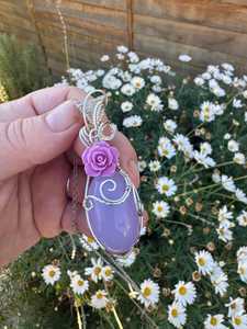 Pendentif vintage en argent sterling avec calcédoine lavande naturelle et accent floral en résine, certifié par une tierce partie, pour femmes et hommes - Product Image 2