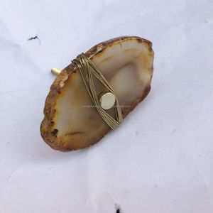 Poignée de meuble décorative en agate faite à la main de forme libre avec garniture dorée, style bohème, vente en gros - Product Image 4